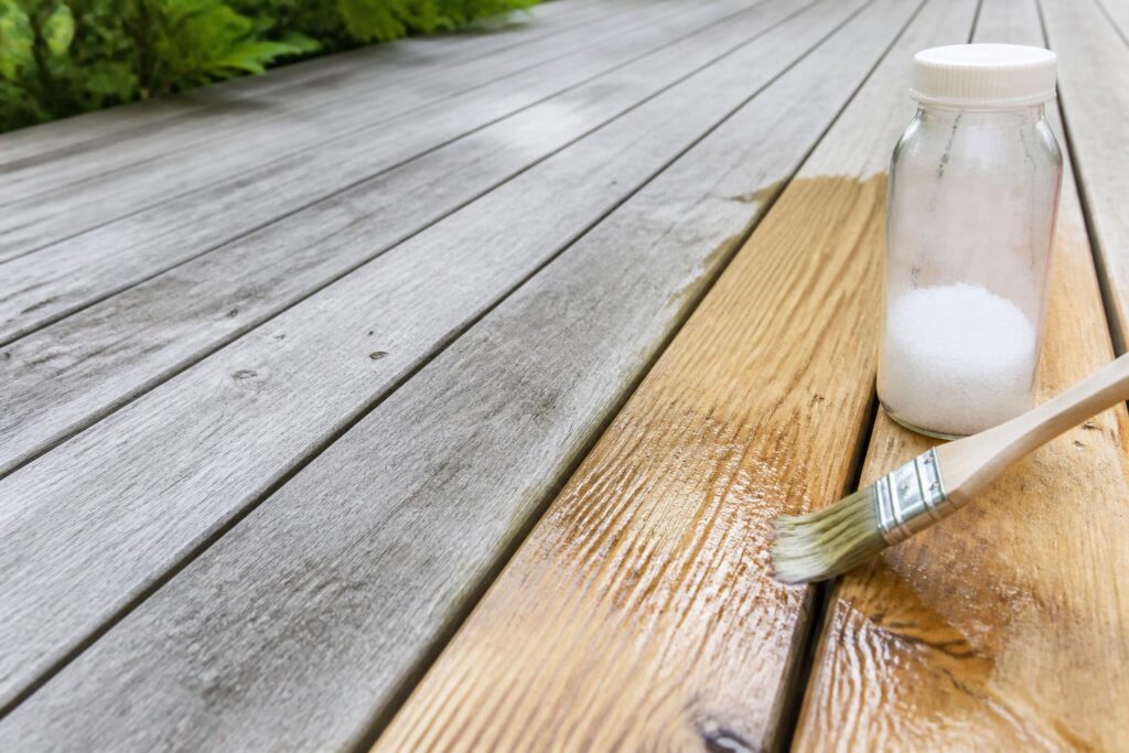 découvrez comment utiliser l'acide oxalique pour raviver et nettoyer efficacement le bois grisé de votre terrasse ou mobilier extérieur, redonnant éclat et beauté naturelle.