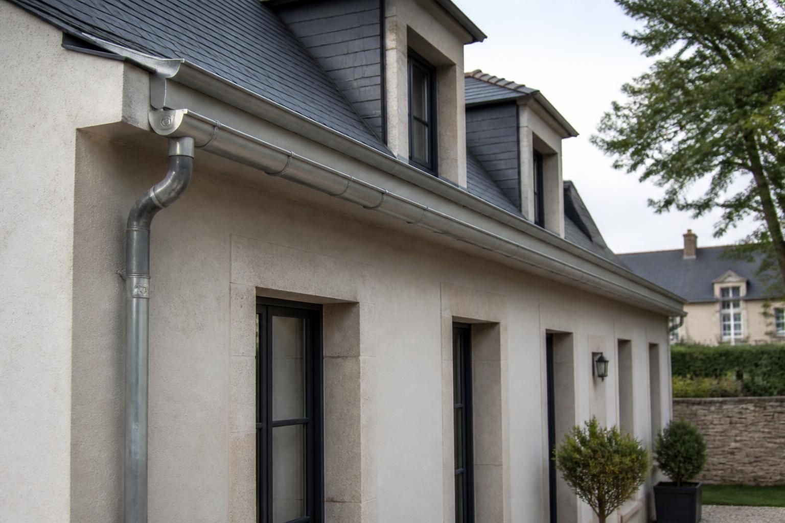 découvrez le coût complet pour l’évacuation des eaux avec nos tarifs détaillés des gouttières en zinc, installation incluse, pour un budget clair et transparent.